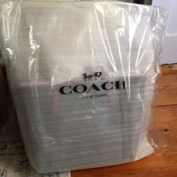 Host pick ❤️Brand new COACH city tote with magenta straps and keep chain. - Picture 5 of 5